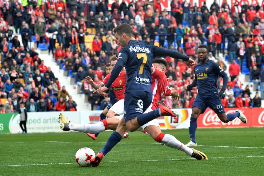 Un gol de Chrisantus en el descuento le sirve al Murcia para no irse de vacío de La Condomina, que registró un ambiente espectacular