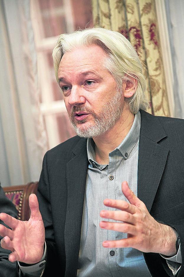 Nacido en Australia en 1971 y 'hacker' juvenil, Julian Assange alcanzó la fama con la filtración de miles de documentos en WikiLeaks. Tiene la nacionalidad ecuatoriana.