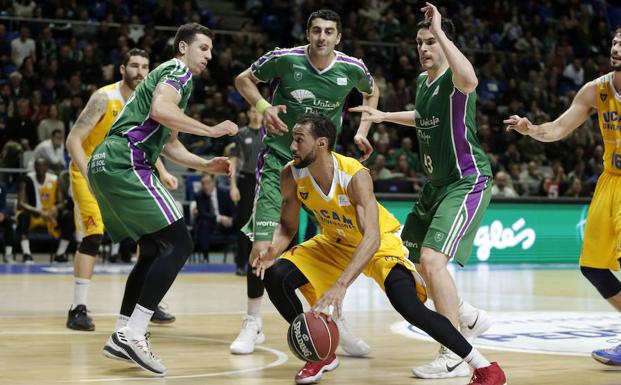 Sadiel Rojas rodeado de contrarios en el encuentro ante Unicaja de Málaga.