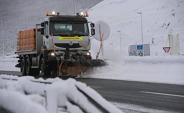Una máquina quitanieves limpia la A-67, a la altura de la localidad cántabra de Pesquera. 