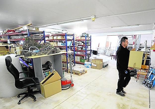 Un operario vacía de enseres el almacén donde Astus construirá en verano un nuevo taller.