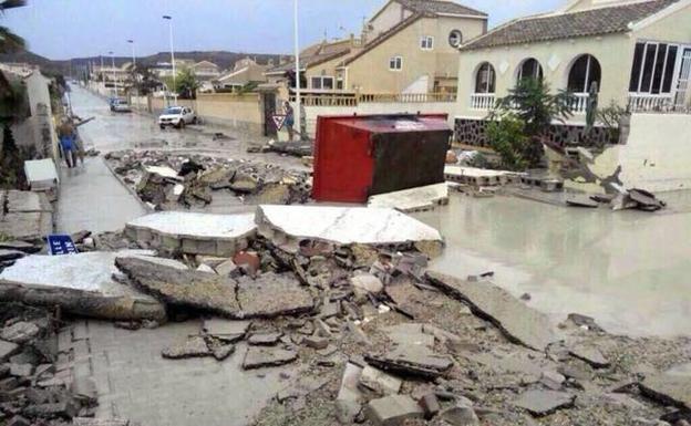 Una de las calles de Camposol anegada por las deficiencias de la red de alcantarillado en una imagen de archivo. 