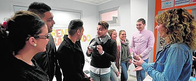 Algunos de los alumnos que participan en 'Aprender trabajando', junto a su tutora -derecha-.