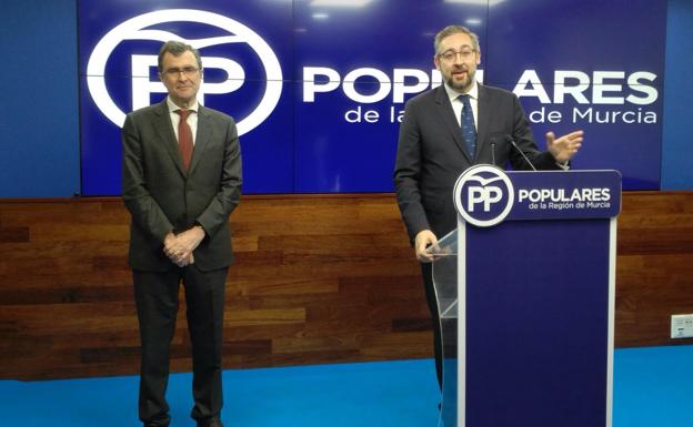 El alcalde de Murcia, José Ballesta, y el portavoz del Grupo Parlamentario Popular, Víctor Martínez. 