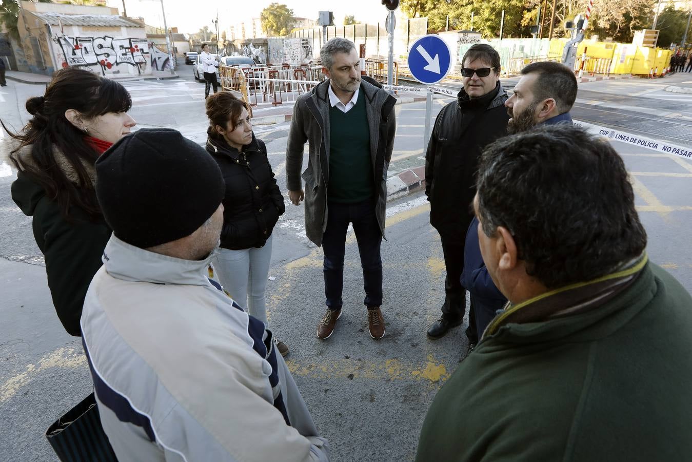 Decenas de agentes de policía nacional custodian el paso a nivel y la calle Torre de Romo en Murcia, donde este jueves comenzó el montaje de las zapatas de cimentación de esta estructura provisional