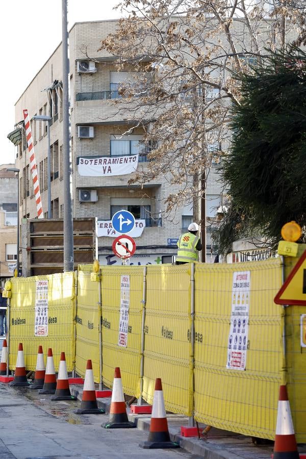 Decenas de agentes de policía nacional custodian el paso a nivel y la calle Torre de Romo en Murcia, donde este jueves comenzó el montaje de las zapatas de cimentación de esta estructura provisional