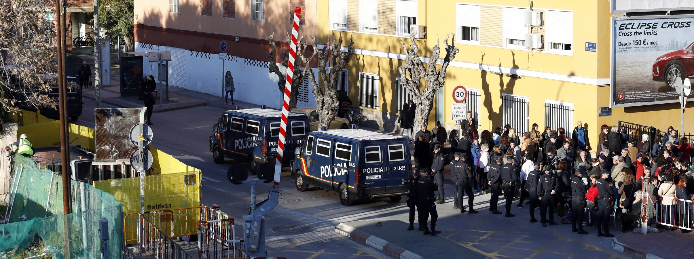 Decenas de agentes de policía nacional custodian el paso a nivel y la calle Torre de Romo en Murcia, donde este jueves comenzó el montaje de las zapatas de cimentación de esta estructura provisional