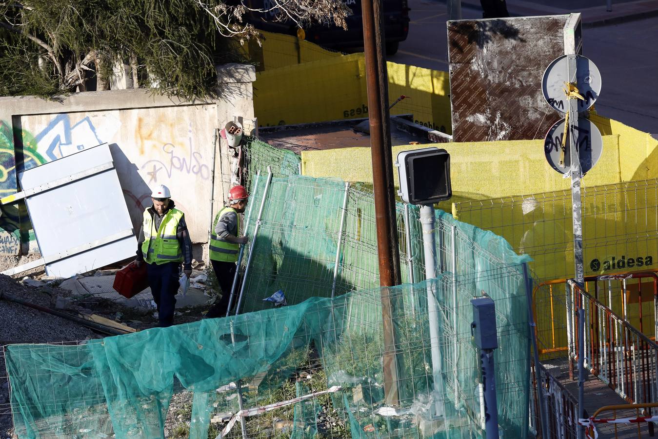 Decenas de agentes de policía nacional custodian el paso a nivel y la calle Torre de Romo en Murcia, donde este jueves comenzó el montaje de las zapatas de cimentación de esta estructura provisional