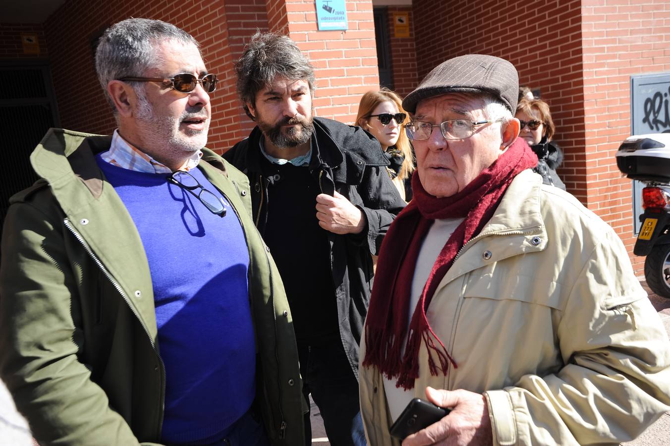 Decenas de agentes de policía nacional custodian el paso a nivel y la calle Torre de Romo en Murcia, donde este jueves comenzó el montaje de las zapatas de cimentación de esta estructura provisional