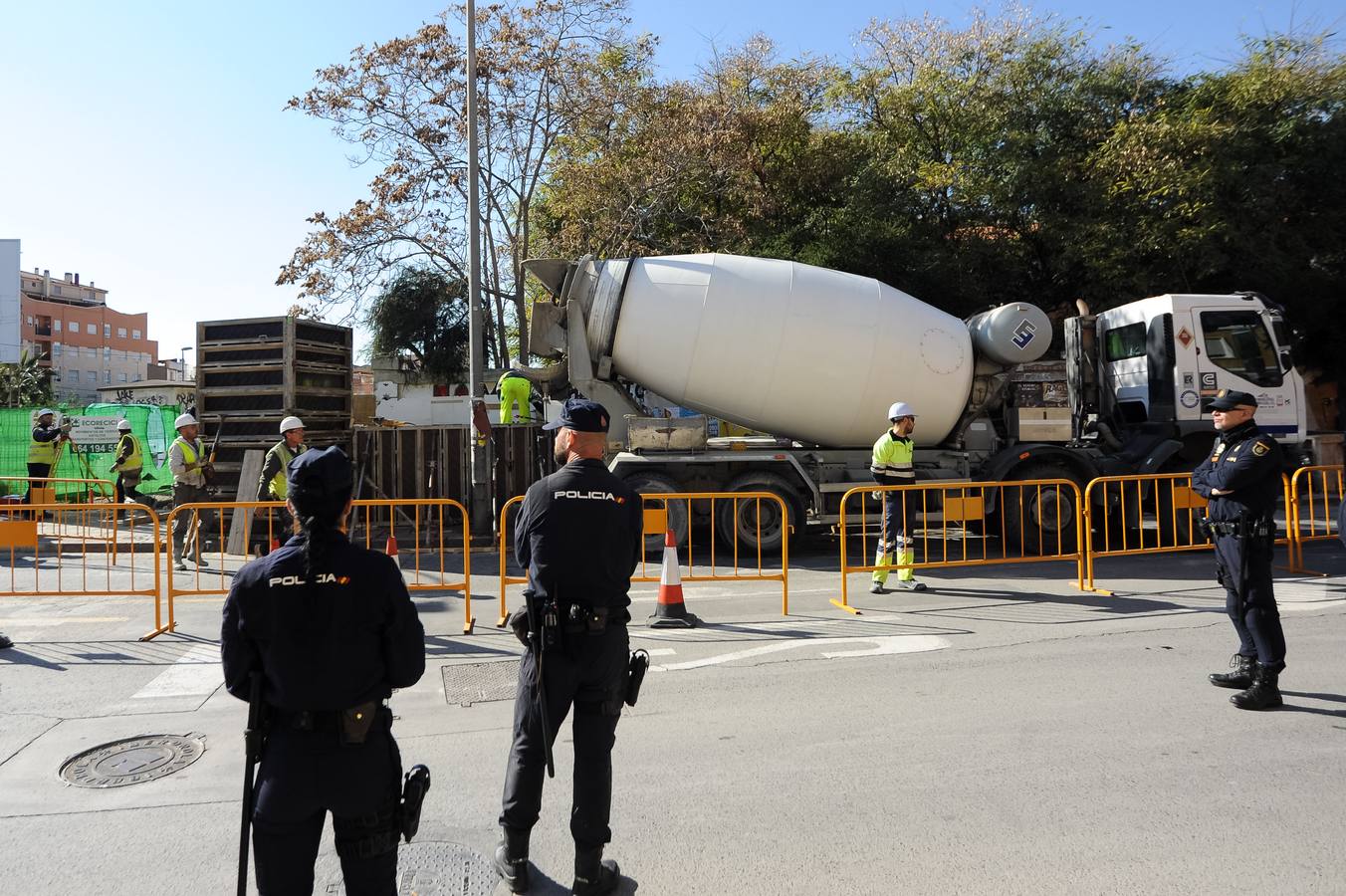 Decenas de agentes de policía nacional custodian el paso a nivel y la calle Torre de Romo en Murcia, donde este jueves comenzó el montaje de las zapatas de cimentación de esta estructura provisional