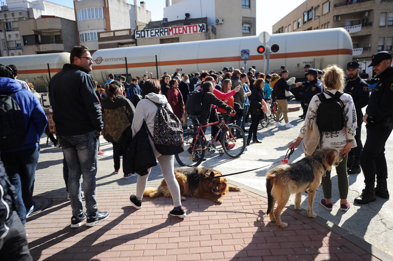 Decenas de agentes de policía nacional custodian el paso a nivel y la calle Torre de Romo en Murcia, donde este jueves comenzó el montaje de las zapatas de cimentación de esta estructura provisional