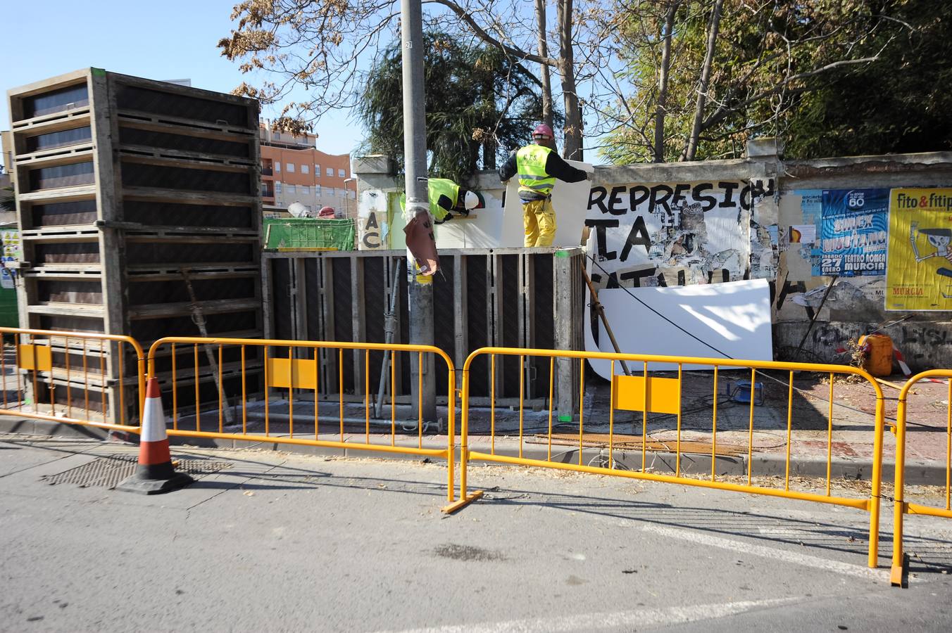 Decenas de agentes de policía nacional custodian el paso a nivel y la calle Torre de Romo en Murcia, donde este jueves comenzó el montaje de las zapatas de cimentación de esta estructura provisional