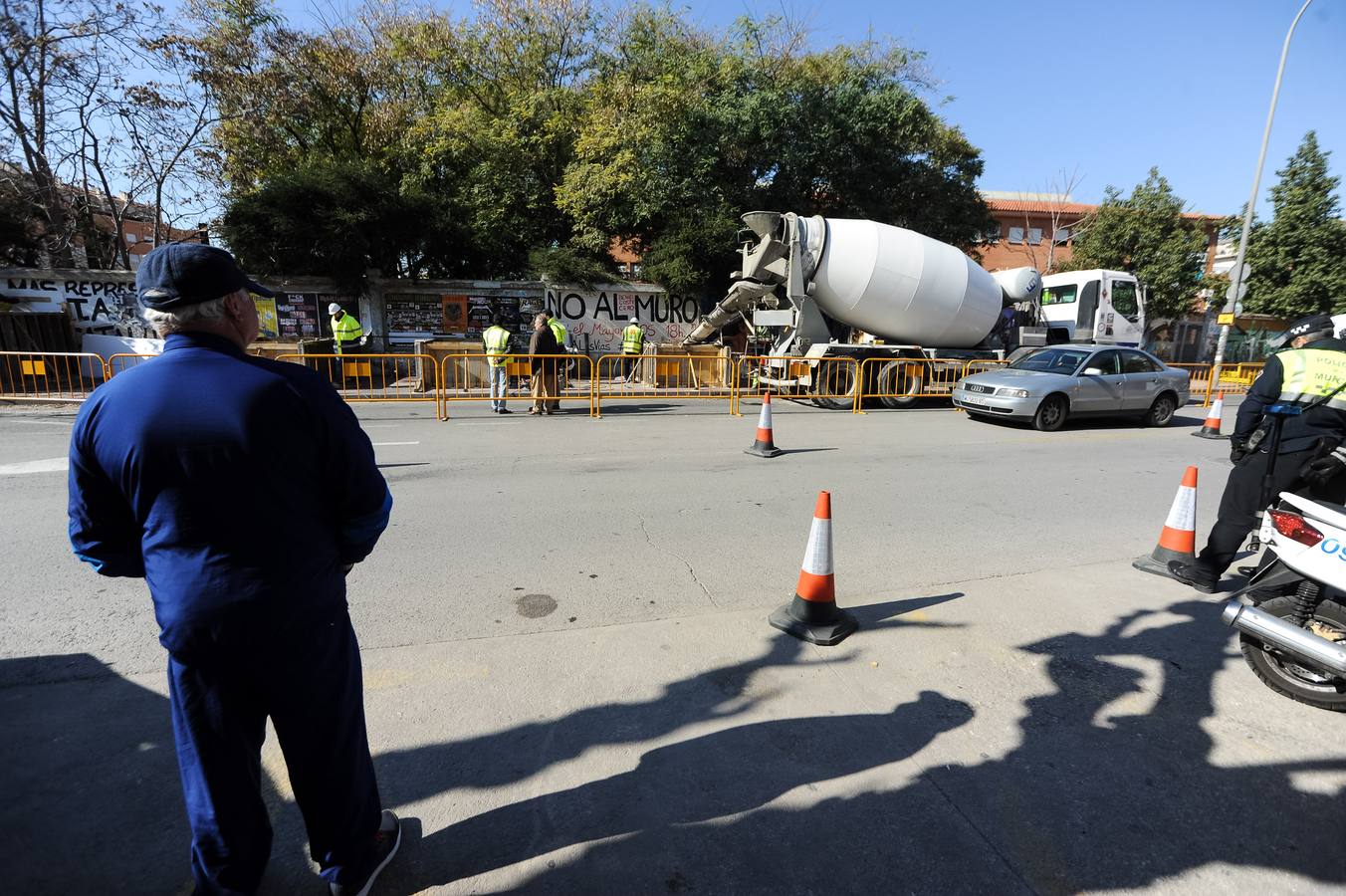 Decenas de agentes de policía nacional custodian el paso a nivel y la calle Torre de Romo en Murcia, donde este jueves comenzó el montaje de las zapatas de cimentación de esta estructura provisional