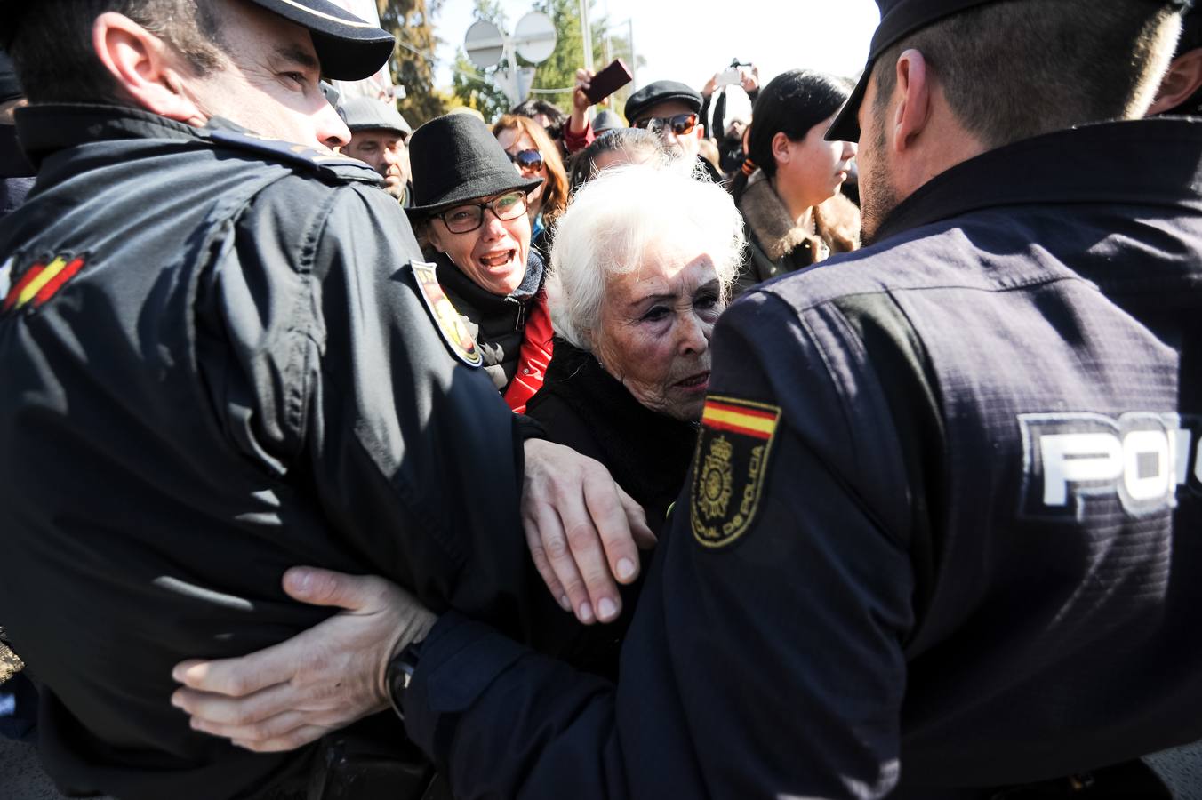 Decenas de agentes de policía nacional custodian el paso a nivel y la calle Torre de Romo en Murcia, donde este jueves comenzó el montaje de las zapatas de cimentación de esta estructura provisional