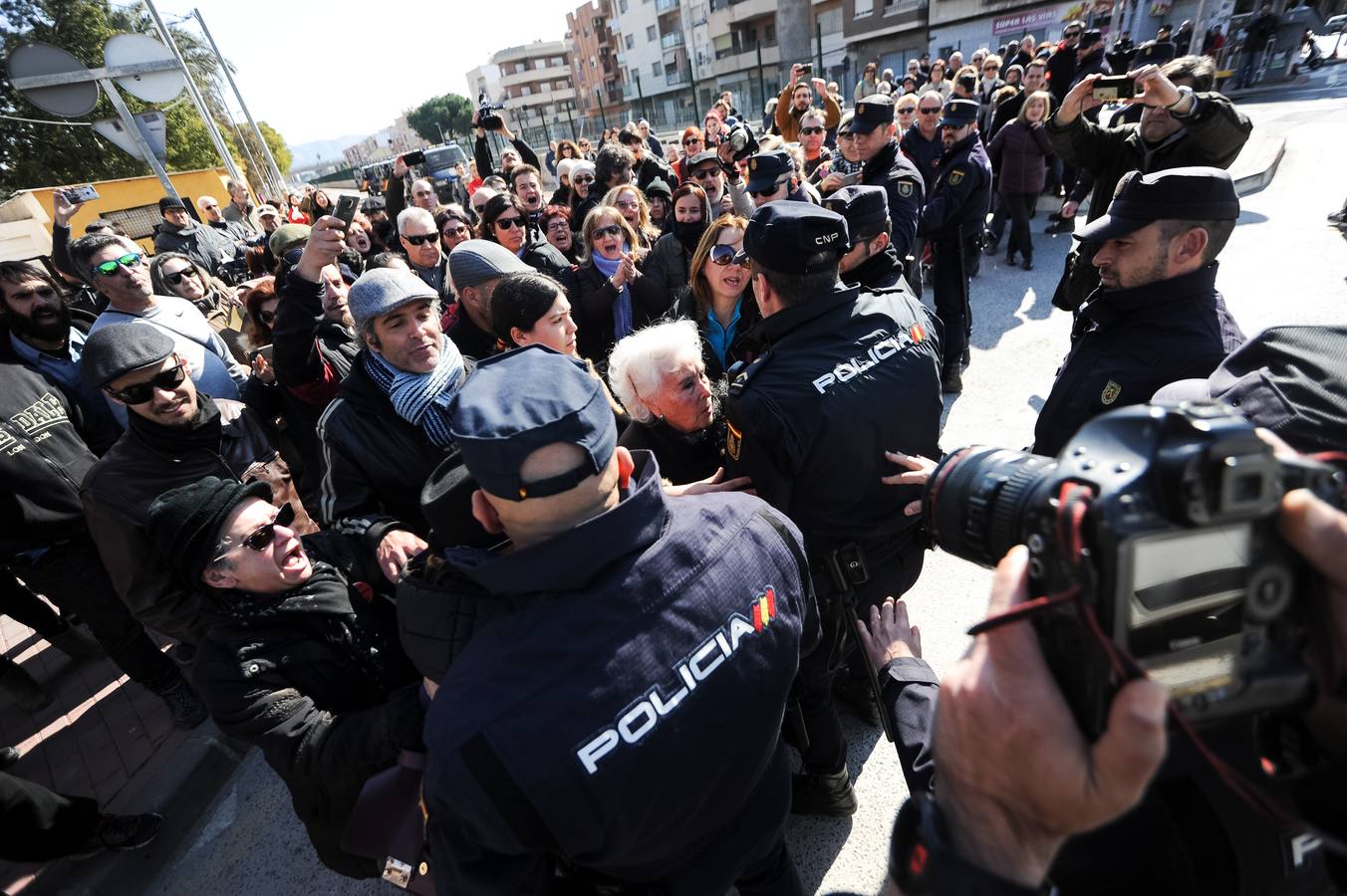 Decenas de agentes de policía nacional custodian el paso a nivel y la calle Torre de Romo en Murcia, donde este jueves comenzó el montaje de las zapatas de cimentación de esta estructura provisional