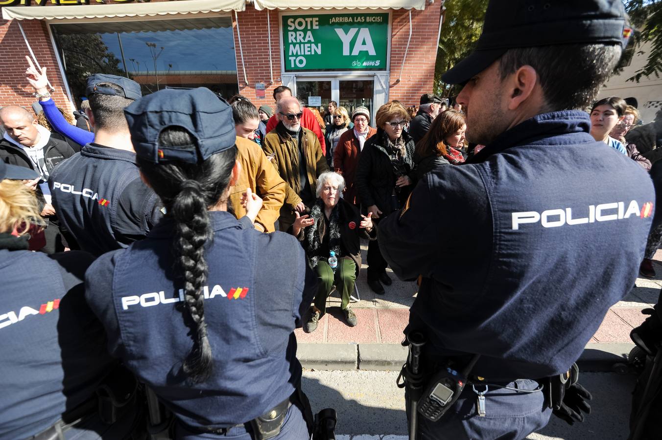 Decenas de agentes de policía nacional custodian el paso a nivel y la calle Torre de Romo en Murcia, donde este jueves comenzó el montaje de las zapatas de cimentación de esta estructura provisional