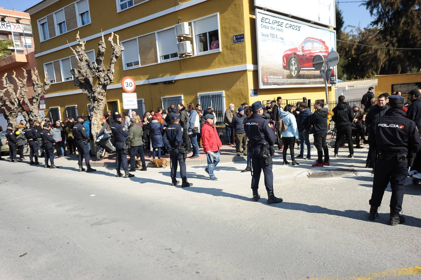 Decenas de agentes de policía nacional custodian el paso a nivel y la calle Torre de Romo en Murcia, donde este jueves comenzó el montaje de las zapatas de cimentación de esta estructura provisional