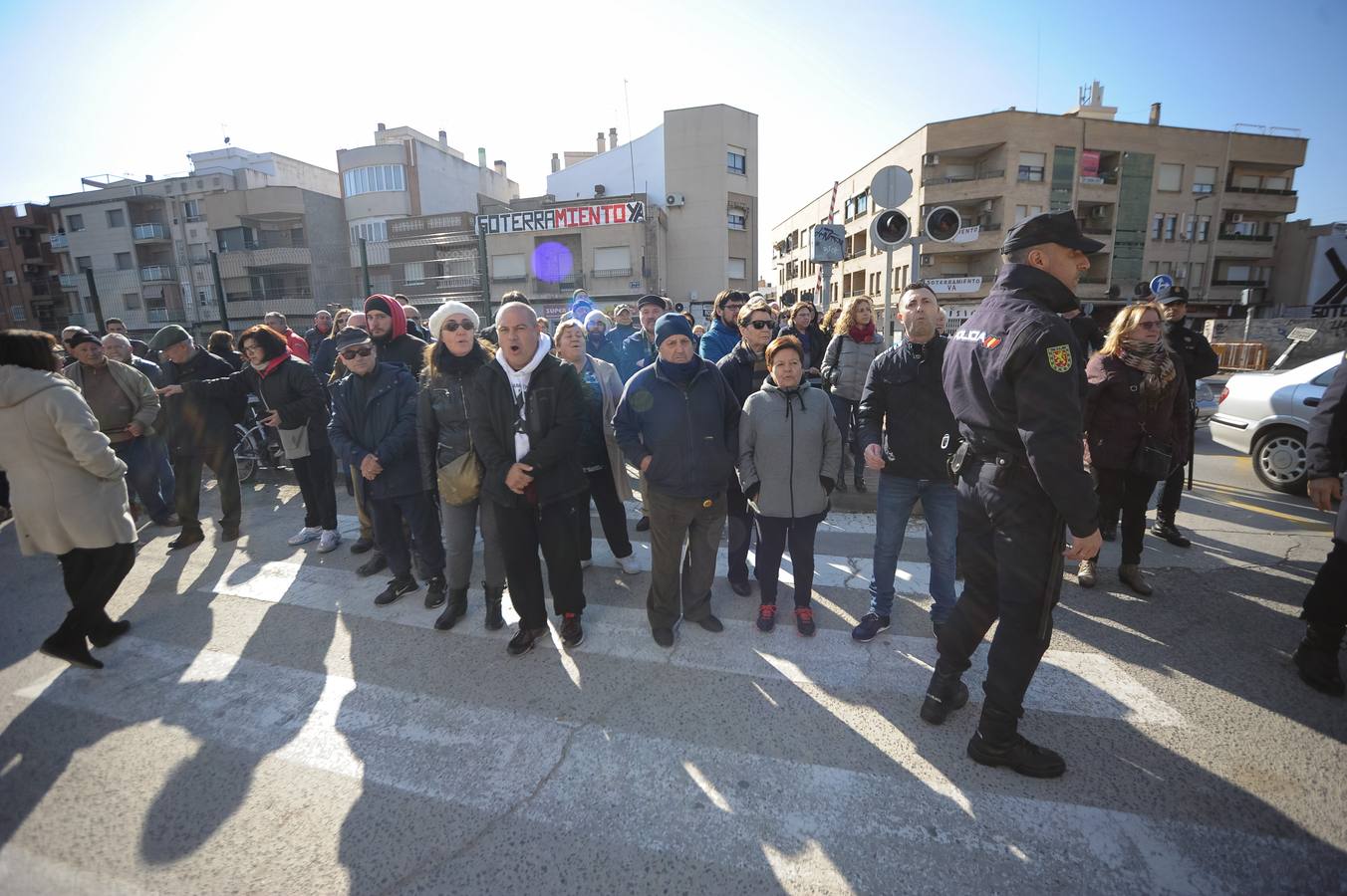 Decenas de agentes de policía nacional custodian el paso a nivel y la calle Torre de Romo en Murcia, donde este jueves comenzó el montaje de las zapatas de cimentación de esta estructura provisional