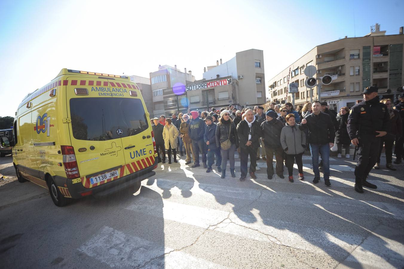 Decenas de agentes de policía nacional custodian el paso a nivel y la calle Torre de Romo en Murcia, donde este jueves comenzó el montaje de las zapatas de cimentación de esta estructura provisional