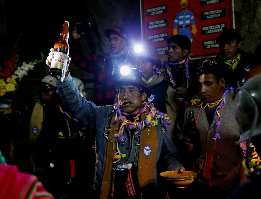 Esta ancentral tradición consiste en un convite ofrecido al "tío", un demonio que protege a los mineros, como parte del Carnaval de Oruro, en Bolivia, declarado Patrimonio de la Humanidad.