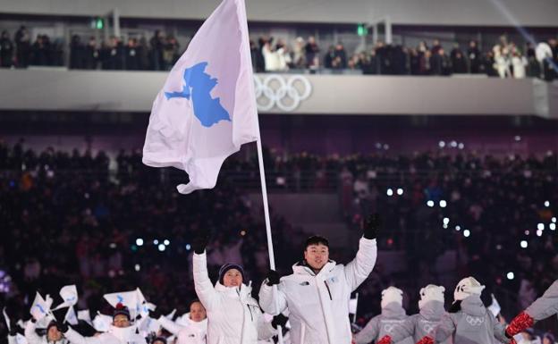 La delegación de Corea del Sur y Corea del Norte, bajo bandera unificada. 