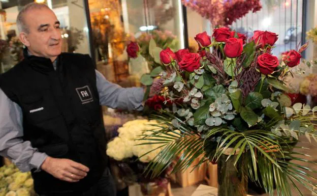 Fernando Ríos arregla un ramo de rosas en su floristería en Murcia. 
