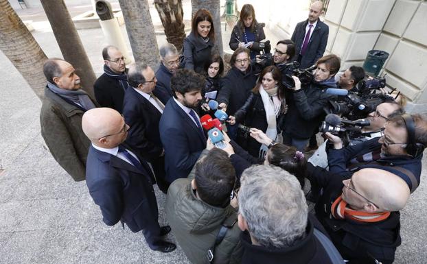 El presidente López Miras atiende a los medios, este viernes. 