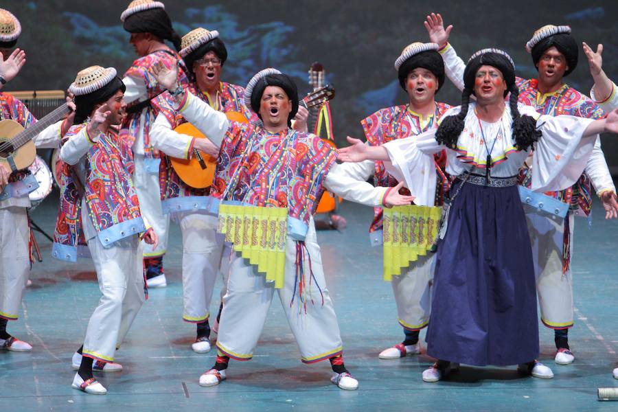 Las chirigotas sacan punta en El Batel a los conflictos políticos nacionales y locales