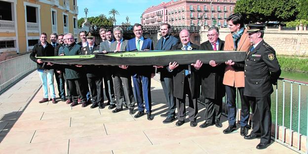 Presentación de la III Regata Ciudad de Murcia, ayer, en la terraza de Los Molinos del Río.