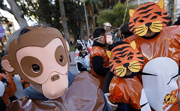 Un grupo de niños recorriendo las calles de Cabezo de Torres, en el desfile infantil.
