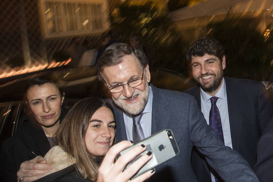 El presidente del Gobierno, Mariano Rajoy, que está de visita en la Región de Murcia, soprendió este viernes a los viandantes que se cruzaron con él en Cartagena