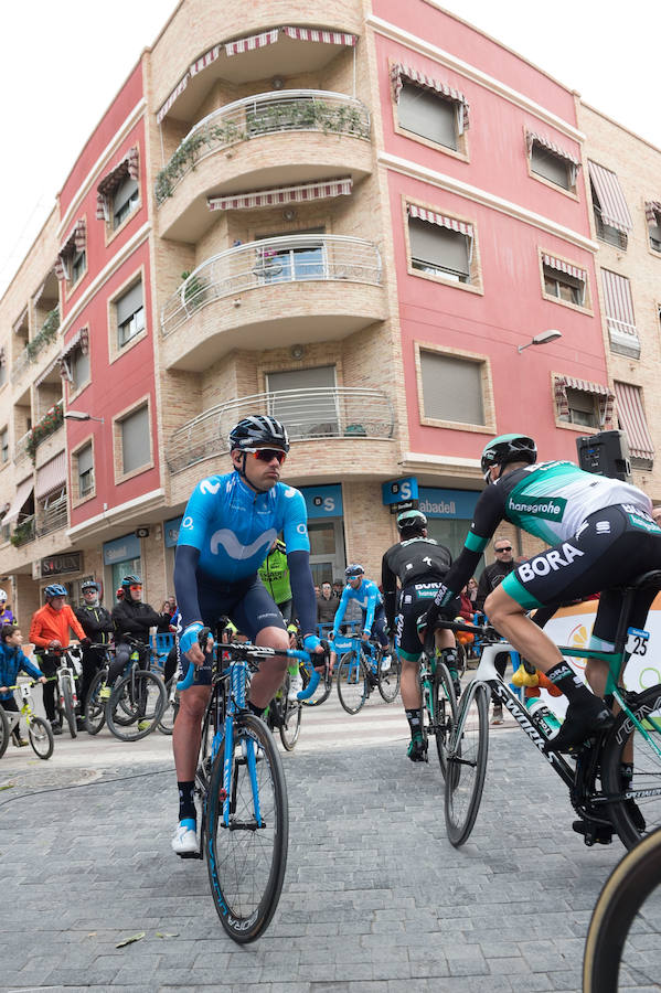 Alejandro Valverde, José Joaquín Rojas, Luis León Sánchez, Tony Martin o Philippe Gilbert son algunas de las caras más conocidas que se congregaron este sábado por la mañana en Beniel para tomar la salida de la Vuelta a Murcia. Una prueba que este año cuenta con un recorrido de 208 kilómetros, la subida de tres puertos y una meta ubicada en la Gran Vía de Murcia