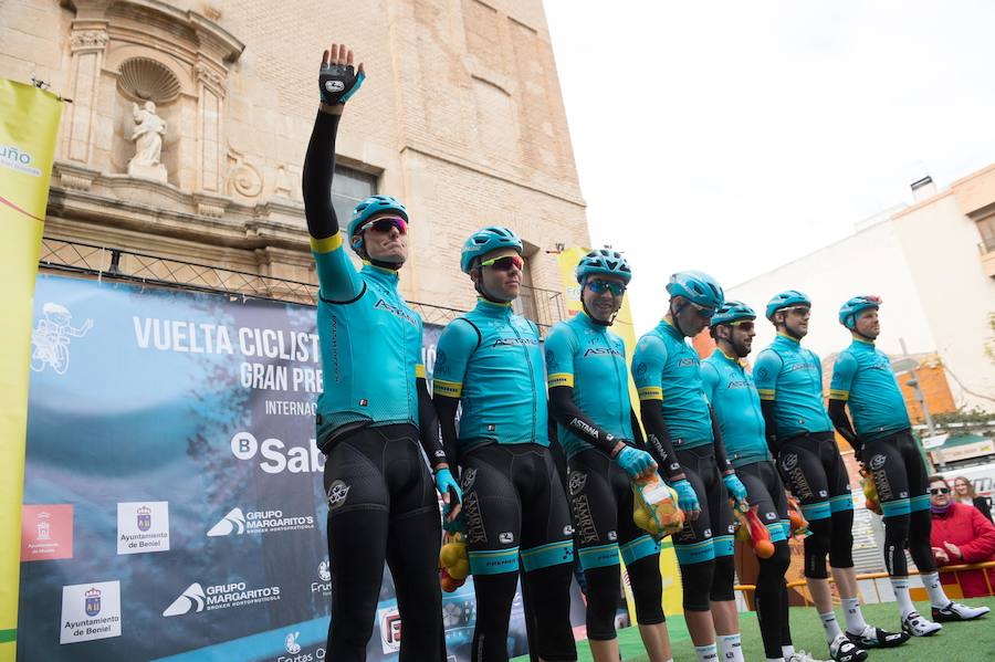 Alejandro Valverde, José Joaquín Rojas, Luis León Sánchez, Tony Martin o Philippe Gilbert son algunas de las caras más conocidas que se congregaron este sábado por la mañana en Beniel para tomar la salida de la Vuelta a Murcia. Una prueba que este año cuenta con un recorrido de 208 kilómetros, la subida de tres puertos y una meta ubicada en la Gran Vía de Murcia
