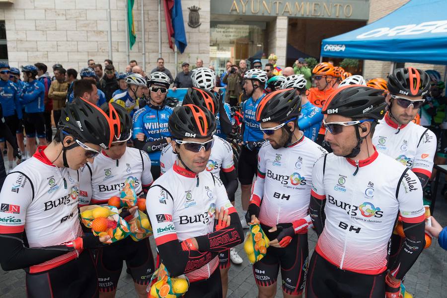 Alejandro Valverde, José Joaquín Rojas, Luis León Sánchez, Tony Martin o Philippe Gilbert son algunas de las caras más conocidas que se congregaron este sábado por la mañana en Beniel para tomar la salida de la Vuelta a Murcia. Una prueba que este año cuenta con un recorrido de 208 kilómetros, la subida de tres puertos y una meta ubicada en la Gran Vía de Murcia