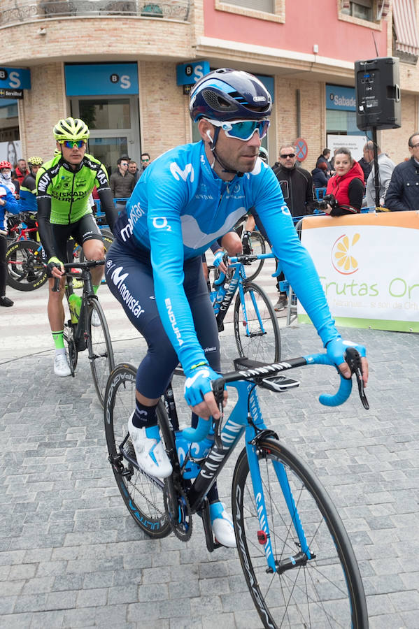 Alejandro Valverde, José Joaquín Rojas, Luis León Sánchez, Tony Martin o Philippe Gilbert son algunas de las caras más conocidas que se congregaron este sábado por la mañana en Beniel para tomar la salida de la Vuelta a Murcia. Una prueba que este año cuenta con un recorrido de 208 kilómetros, la subida de tres puertos y una meta ubicada en la Gran Vía de Murcia
