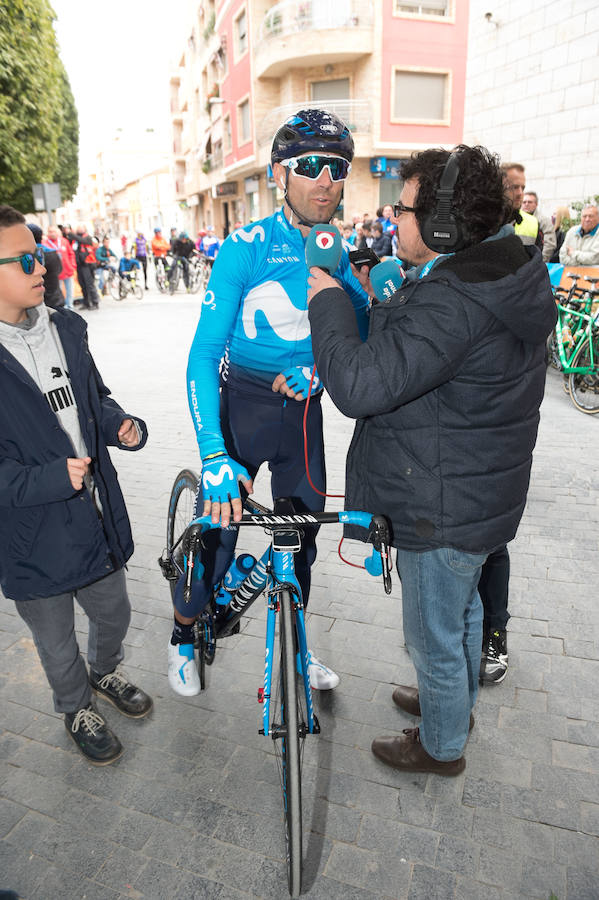 Alejandro Valverde, José Joaquín Rojas, Luis León Sánchez, Tony Martin o Philippe Gilbert son algunas de las caras más conocidas que se congregaron este sábado por la mañana en Beniel para tomar la salida de la Vuelta a Murcia. Una prueba que este año cuenta con un recorrido de 208 kilómetros, la subida de tres puertos y una meta ubicada en la Gran Vía de Murcia