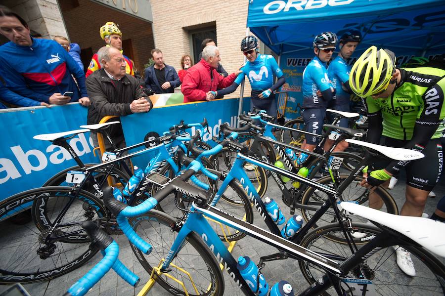 Alejandro Valverde, José Joaquín Rojas, Luis León Sánchez, Tony Martin o Philippe Gilbert son algunas de las caras más conocidas que se congregaron este sábado por la mañana en Beniel para tomar la salida de la Vuelta a Murcia. Una prueba que este año cuenta con un recorrido de 208 kilómetros, la subida de tres puertos y una meta ubicada en la Gran Vía de Murcia