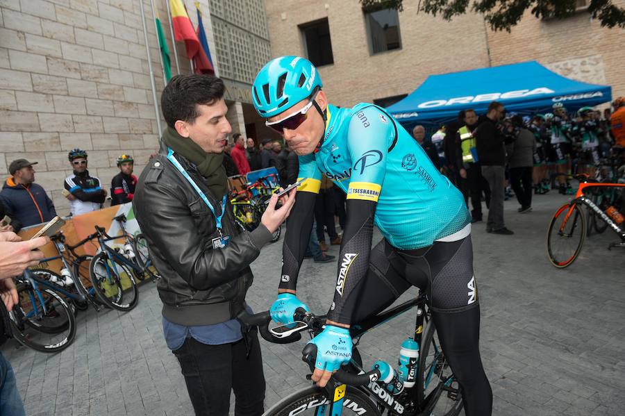 Alejandro Valverde, José Joaquín Rojas, Luis León Sánchez, Tony Martin o Philippe Gilbert son algunas de las caras más conocidas que se congregaron este sábado por la mañana en Beniel para tomar la salida de la Vuelta a Murcia. Una prueba que este año cuenta con un recorrido de 208 kilómetros, la subida de tres puertos y una meta ubicada en la Gran Vía de Murcia