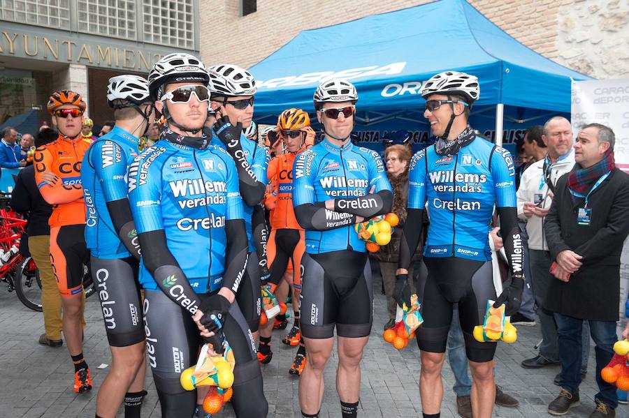 Alejandro Valverde, José Joaquín Rojas, Luis León Sánchez, Tony Martin o Philippe Gilbert son algunas de las caras más conocidas que se congregaron este sábado por la mañana en Beniel para tomar la salida de la Vuelta a Murcia. Una prueba que este año cuenta con un recorrido de 208 kilómetros, la subida de tres puertos y una meta ubicada en la Gran Vía de Murcia