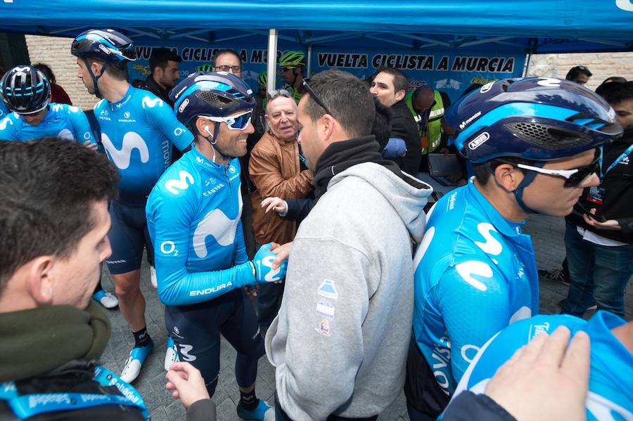 Alejandro Valverde, José Joaquín Rojas, Luis León Sánchez, Tony Martin o Philippe Gilbert son algunas de las caras más conocidas que se congregaron este sábado por la mañana en Beniel para tomar la salida de la Vuelta a Murcia. Una prueba que este año cuenta con un recorrido de 208 kilómetros, la subida de tres puertos y una meta ubicada en la Gran Vía de Murcia