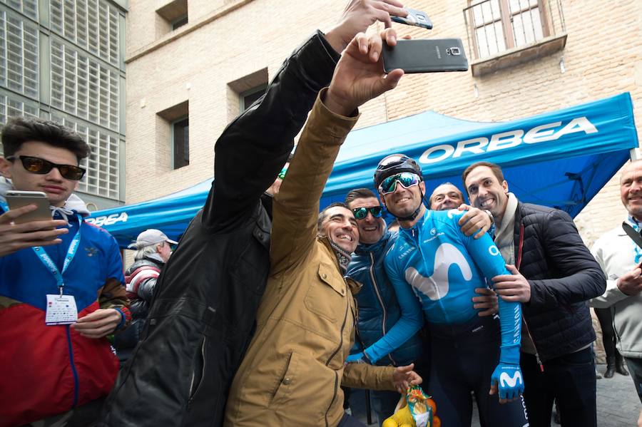 Alejandro Valverde, José Joaquín Rojas, Luis León Sánchez, Tony Martin o Philippe Gilbert son algunas de las caras más conocidas que se congregaron este sábado por la mañana en Beniel para tomar la salida de la Vuelta a Murcia. Una prueba que este año cuenta con un recorrido de 208 kilómetros, la subida de tres puertos y una meta ubicada en la Gran Vía de Murcia