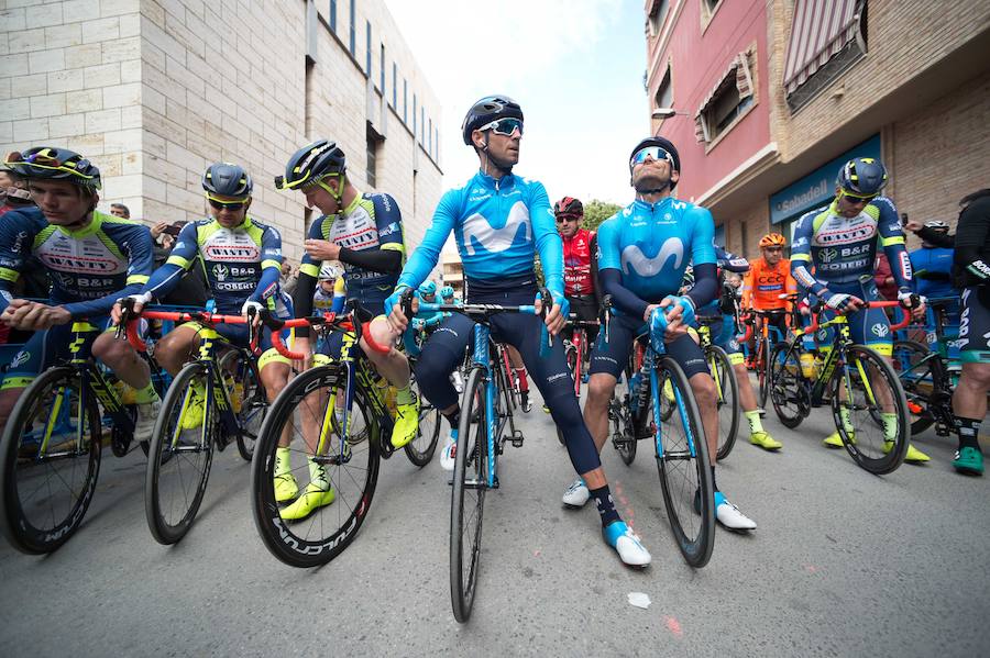 Alejandro Valverde, José Joaquín Rojas, Luis León Sánchez, Tony Martin o Philippe Gilbert son algunas de las caras más conocidas que se congregaron este sábado por la mañana en Beniel para tomar la salida de la Vuelta a Murcia. Una prueba que este año cuenta con un recorrido de 208 kilómetros, la subida de tres puertos y una meta ubicada en la Gran Vía de Murcia