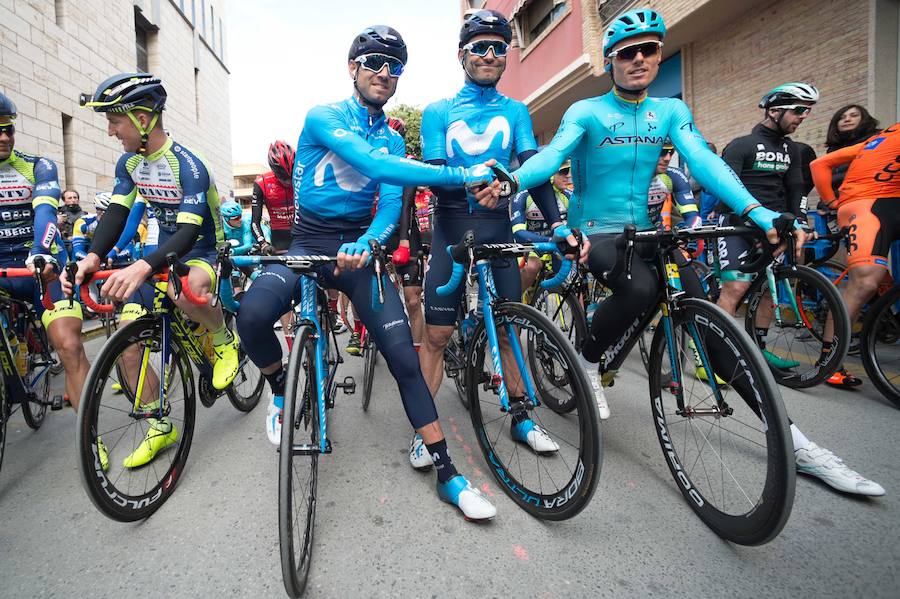 Alejandro Valverde, José Joaquín Rojas, Luis León Sánchez, Tony Martin o Philippe Gilbert son algunas de las caras más conocidas que se congregaron este sábado por la mañana en Beniel para tomar la salida de la Vuelta a Murcia. Una prueba que este año cuenta con un recorrido de 208 kilómetros, la subida de tres puertos y una meta ubicada en la Gran Vía de Murcia