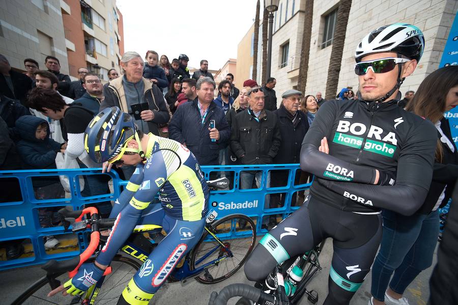 Alejandro Valverde, José Joaquín Rojas, Luis León Sánchez, Tony Martin o Philippe Gilbert son algunas de las caras más conocidas que se congregaron este sábado por la mañana en Beniel para tomar la salida de la Vuelta a Murcia. Una prueba que este año cuenta con un recorrido de 208 kilómetros, la subida de tres puertos y una meta ubicada en la Gran Vía de Murcia