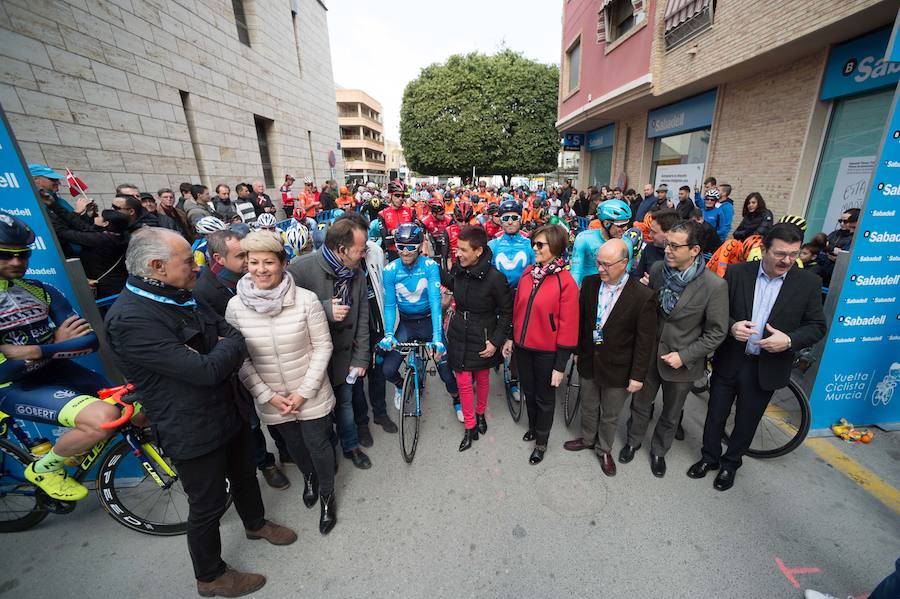Alejandro Valverde, José Joaquín Rojas, Luis León Sánchez, Tony Martin o Philippe Gilbert son algunas de las caras más conocidas que se congregaron este sábado por la mañana en Beniel para tomar la salida de la Vuelta a Murcia. Una prueba que este año cuenta con un recorrido de 208 kilómetros, la subida de tres puertos y una meta ubicada en la Gran Vía de Murcia