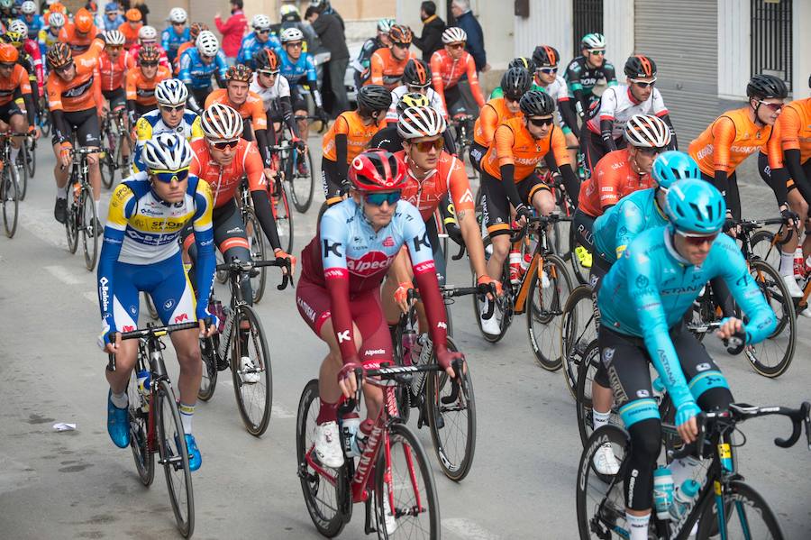 Alejandro Valverde, José Joaquín Rojas, Luis León Sánchez, Tony Martin o Philippe Gilbert son algunas de las caras más conocidas que se congregaron este sábado por la mañana en Beniel para tomar la salida de la Vuelta a Murcia. Una prueba que este año cuenta con un recorrido de 208 kilómetros, la subida de tres puertos y una meta ubicada en la Gran Vía de Murcia