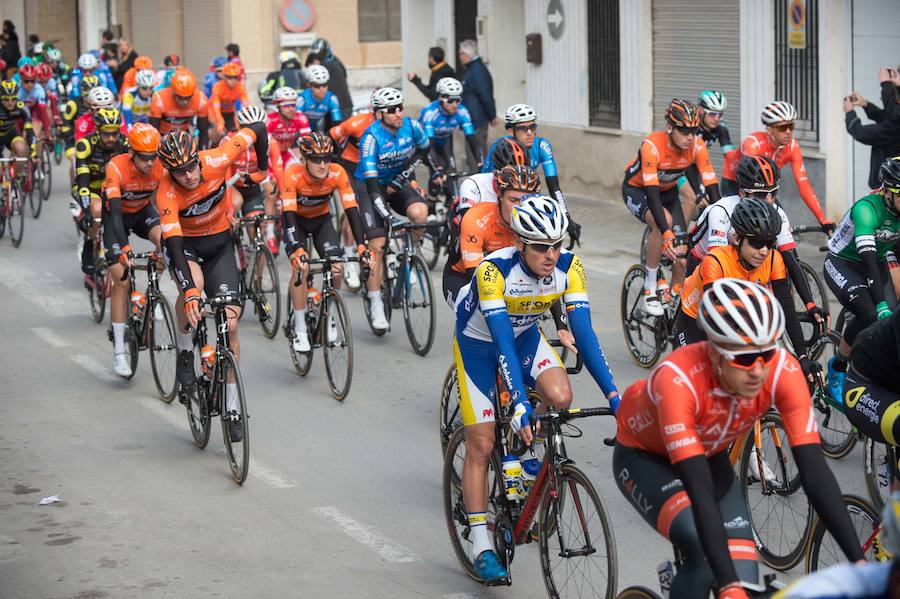 Alejandro Valverde, José Joaquín Rojas, Luis León Sánchez, Tony Martin o Philippe Gilbert son algunas de las caras más conocidas que se congregaron este sábado por la mañana en Beniel para tomar la salida de la Vuelta a Murcia. Una prueba que este año cuenta con un recorrido de 208 kilómetros, la subida de tres puertos y una meta ubicada en la Gran Vía de Murcia