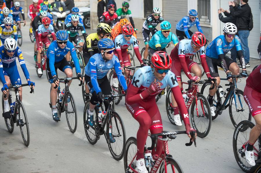Alejandro Valverde, José Joaquín Rojas, Luis León Sánchez, Tony Martin o Philippe Gilbert son algunas de las caras más conocidas que se congregaron este sábado por la mañana en Beniel para tomar la salida de la Vuelta a Murcia. Una prueba que este año cuenta con un recorrido de 208 kilómetros, la subida de tres puertos y una meta ubicada en la Gran Vía de Murcia