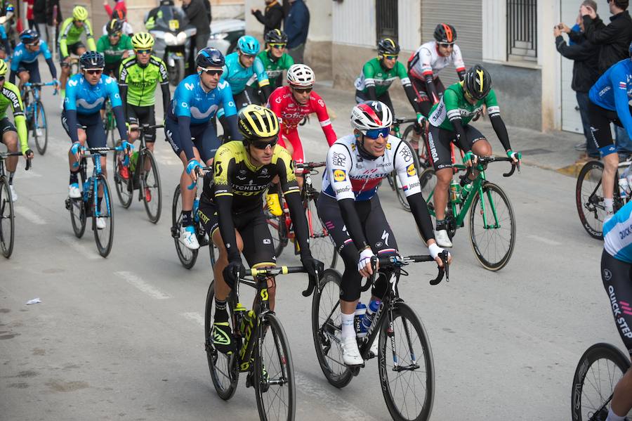Alejandro Valverde, José Joaquín Rojas, Luis León Sánchez, Tony Martin o Philippe Gilbert son algunas de las caras más conocidas que se congregaron este sábado por la mañana en Beniel para tomar la salida de la Vuelta a Murcia. Una prueba que este año cuenta con un recorrido de 208 kilómetros, la subida de tres puertos y una meta ubicada en la Gran Vía de Murcia