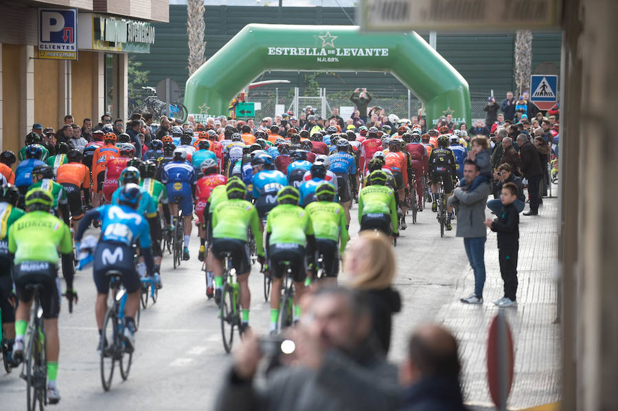 Alejandro Valverde, José Joaquín Rojas, Luis León Sánchez, Tony Martin o Philippe Gilbert son algunas de las caras más conocidas que se congregaron este sábado por la mañana en Beniel para tomar la salida de la Vuelta a Murcia. Una prueba que este año cuenta con un recorrido de 208 kilómetros, la subida de tres puertos y una meta ubicada en la Gran Vía de Murcia